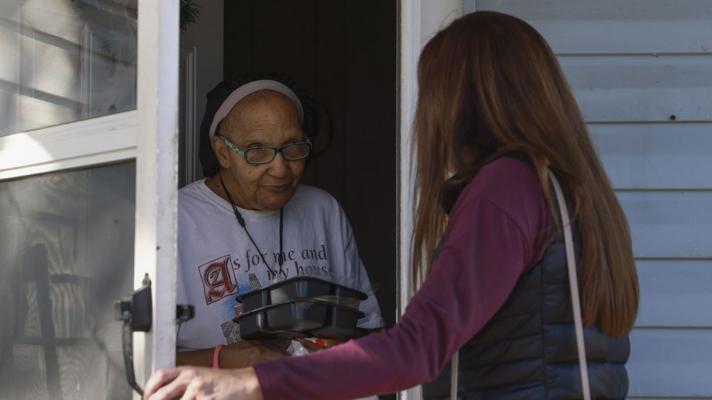Delivering Meals on Wheels to Dallas seniors