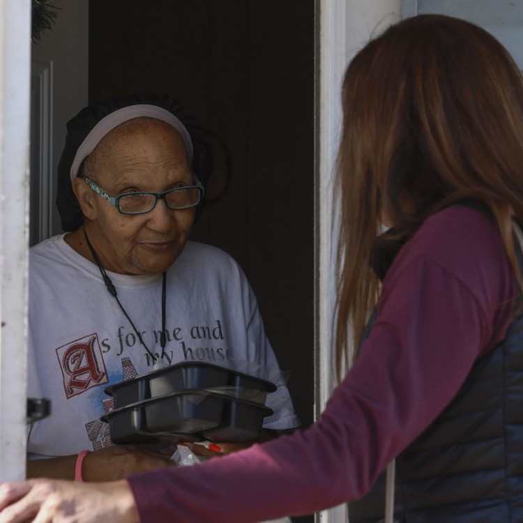 Delivering Meals on Wheels to Dallas seniors
